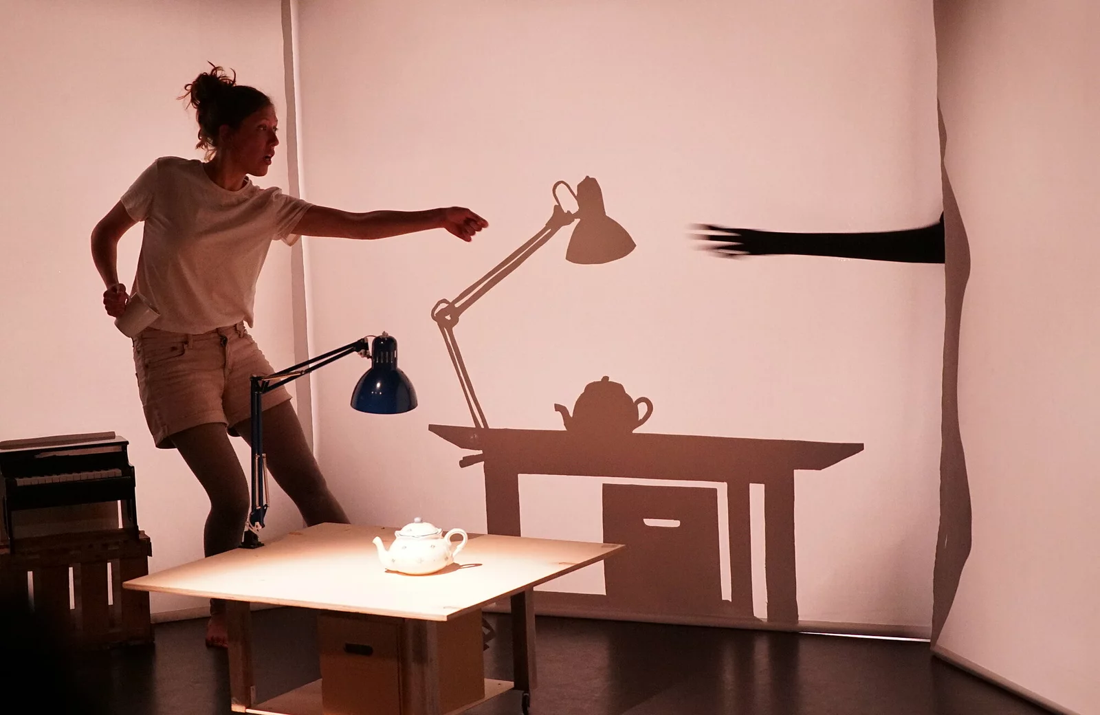 Spectacle de d'ombres "L'ombre des choses" présenté par la compagnie Tangram Kollektiv pendant la saison 24/25 de la CAPB KULTURA