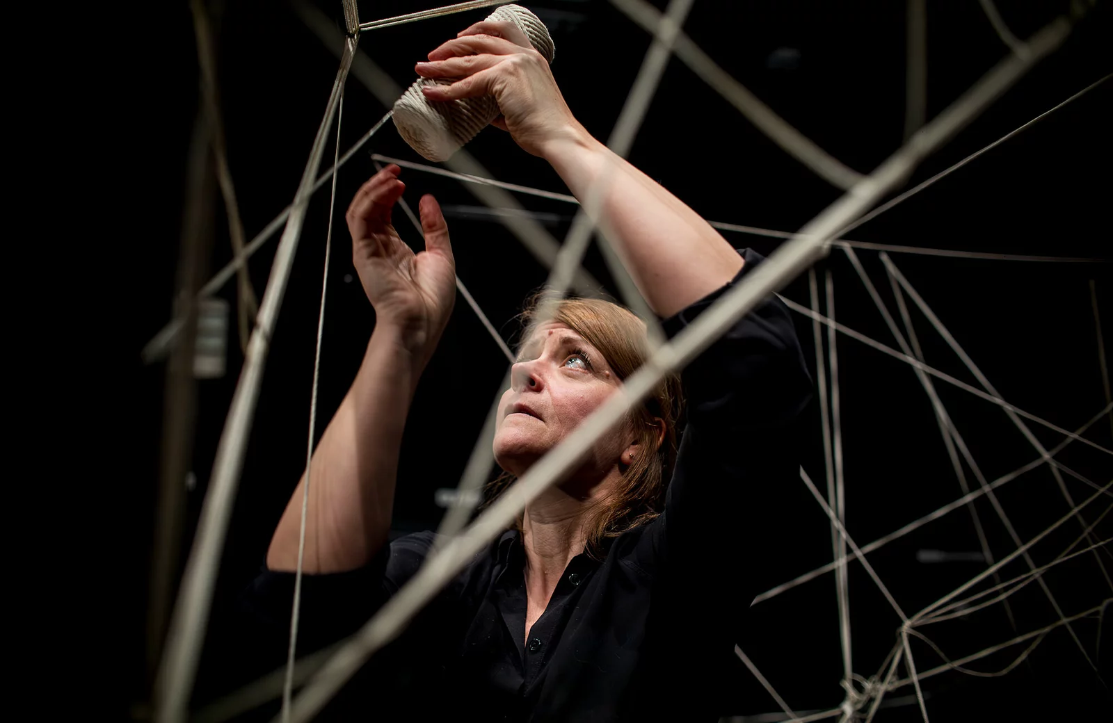 Spectacle "Tenir" présenté par la compagnie AK Entrepôt durant la saison 24/25 de la CAPB KULTURA