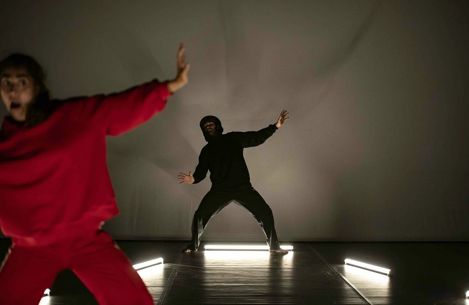 Spectacle de danse "Le Petite Chaperon Rouge" présenté par la compagnie Sylvain Huc durant la saison 24/25 de la CAPB KULTURA
