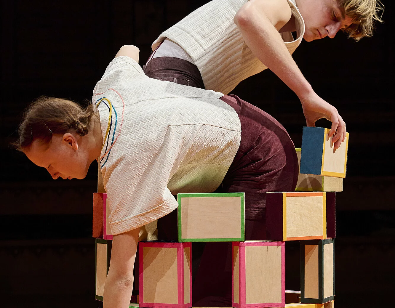 Compagnie Bal, Jeanne mordoj, academie fratellini, cousu main, cirque, boite a cigares, couple, danse, © L.d'Aboville