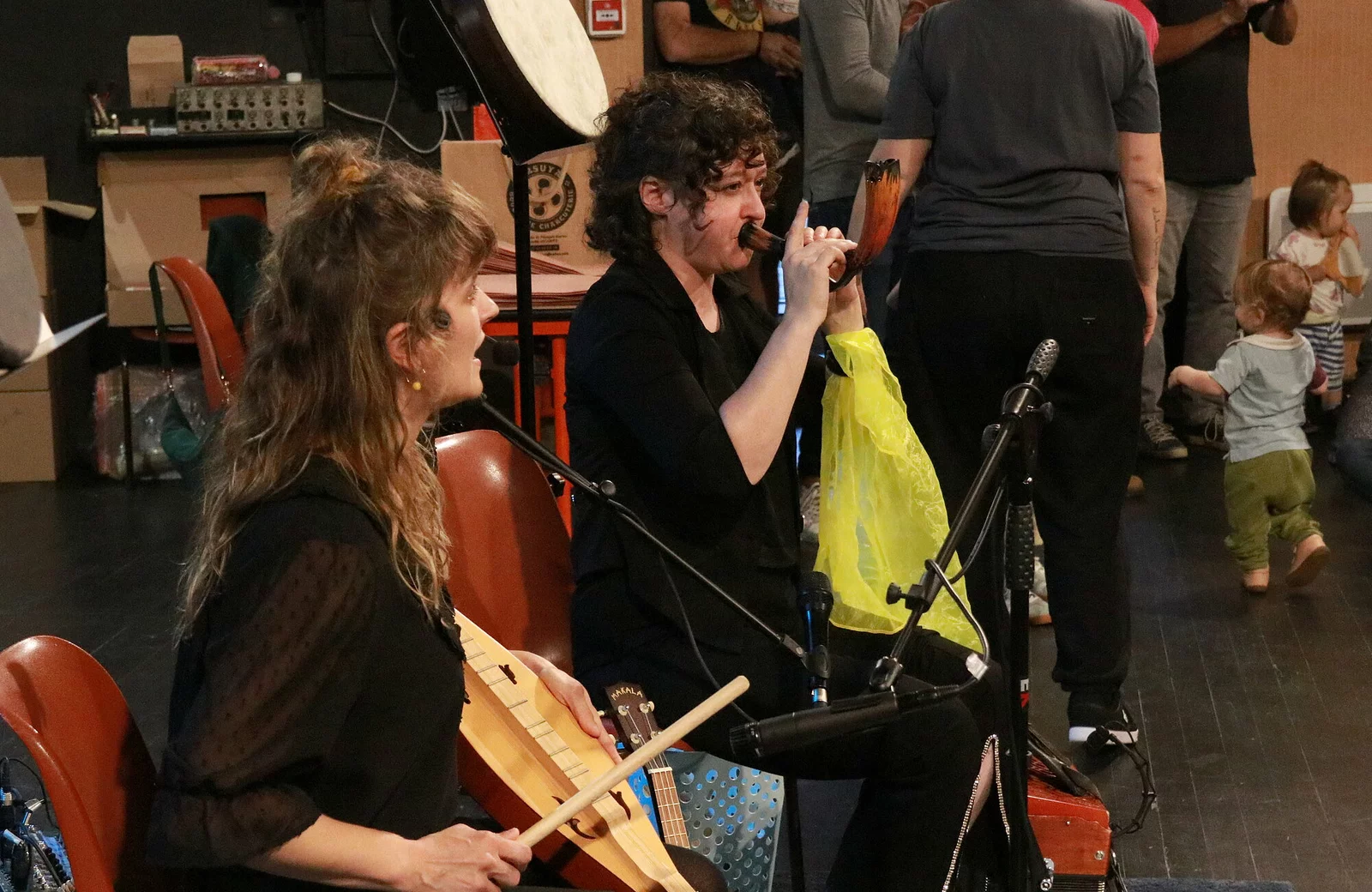 Spectacle de danse et musique "Plisti Plasta" présenté par la compagnie Alabena durant la saison 25/26 de la CAPB KULTURA. Crédit photo Jacques Lannes