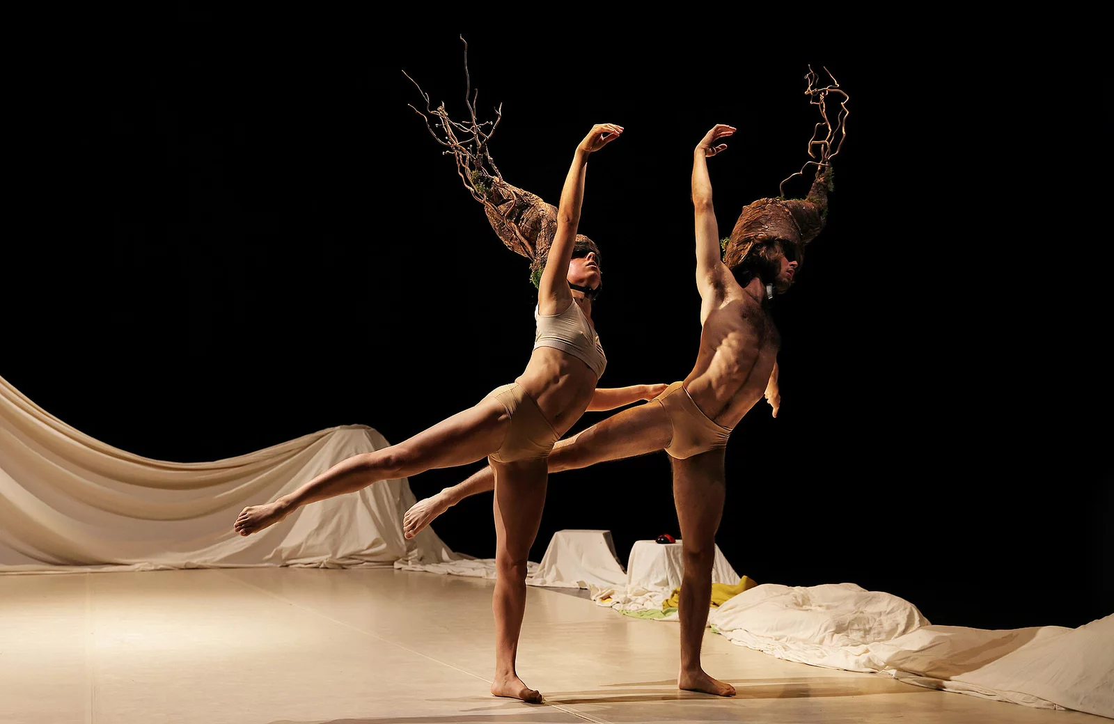Une scène du filage de la pièce MAMUKA par la COMPAGNIE ELIRALE, directrice artistique et chorégraphe PANTXIKA TELLERIA, présentée à LARREKO, SAINT-PÉE-SUR-NIVELLES le 18 octobre 2023. Danse contemporaine. Photographie de Stéphane Bellocq.
A scene from a rehearsal of the piece MAMUKA by COMPAGNIE ELIRALE, artistic director and choreographer PANTXIKA TELLERIA, performed in LARREKO, SAINT-PEE-SUR-NIVELLE on the 18th october 2023. Contemporary dance. Photography by Stephane Bellocq.
