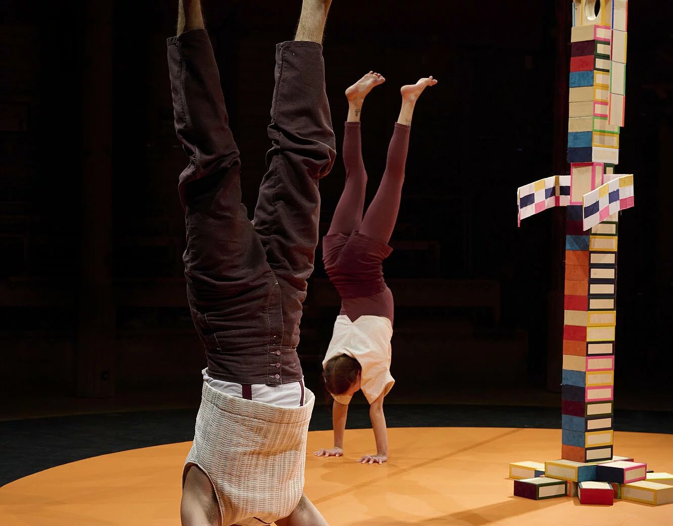 Compagnie Bal, Jeanne mordoj, academie fratellini, cousu main, cirque, boite a cigares, couple, danse, © L.d'Aboville