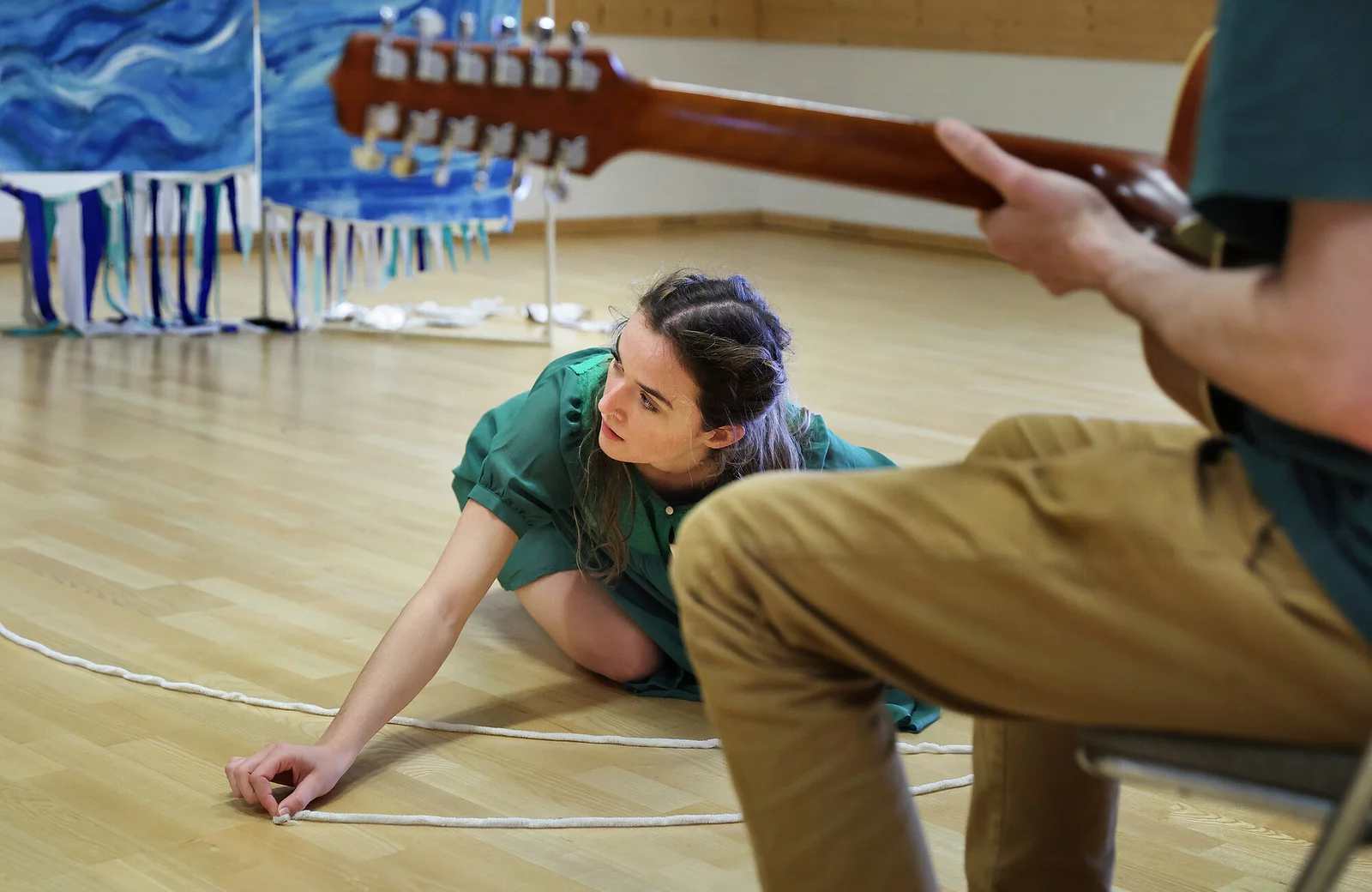 Une photo du filage de la piece TXIOTXIOKA par la COMPAGNIE ELIRALE, directrice artistique et choregraphe PANTXIKA TELLERIA, prise a SAINT-PEE-SUR-NIVELLE le 14 fevrier 2026. Danse contemporaine. Photographie de Stephane Bellocq.
A photo from a rehearsal of the piece TXIOTXIOKA by COMPAGNIE ELIRALE, artistic director and choreographer PANTXIKA TELLERIA, taken in SAINT-PEE-SUR-NIVELLE on the 14th february 2026. Contemporary dance. Photography by Stephane Bellocq.