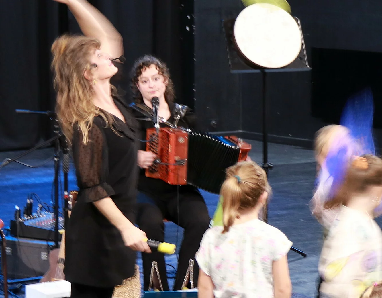 Spectacle de danse et musique "Plisti Plasta" présenté par la compagnie Alabena durant la saison 25/26 de la CAPB KULTURA. Crédit photo Jacques Lannes