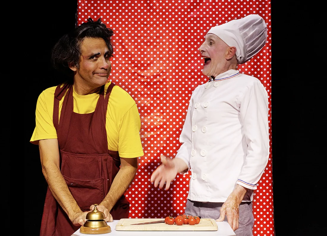 Spectacle de clown-magie "Sukaldari abileziak" présenté par la compagnie Lézard qui bougent durant la saison 25/26 de la CAPB KULTURA- crédit photo SooLee