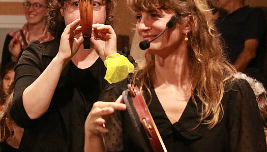 Spectacle de danse et musique "Plisti Plasta" présenté par la compagnie Alabena durant la saison 25/26 de la CAPB KULTURA. Crédit photo Jacques Lannes