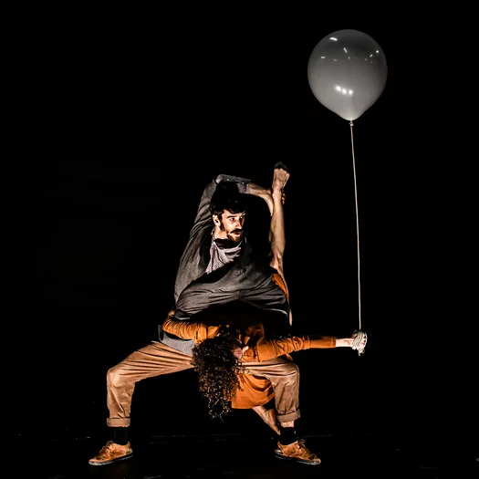 Spectacle "La crise de l'imagination" présenté par la compagnie Rauxa durant la saison 25/26 de la CAPB KULTURA