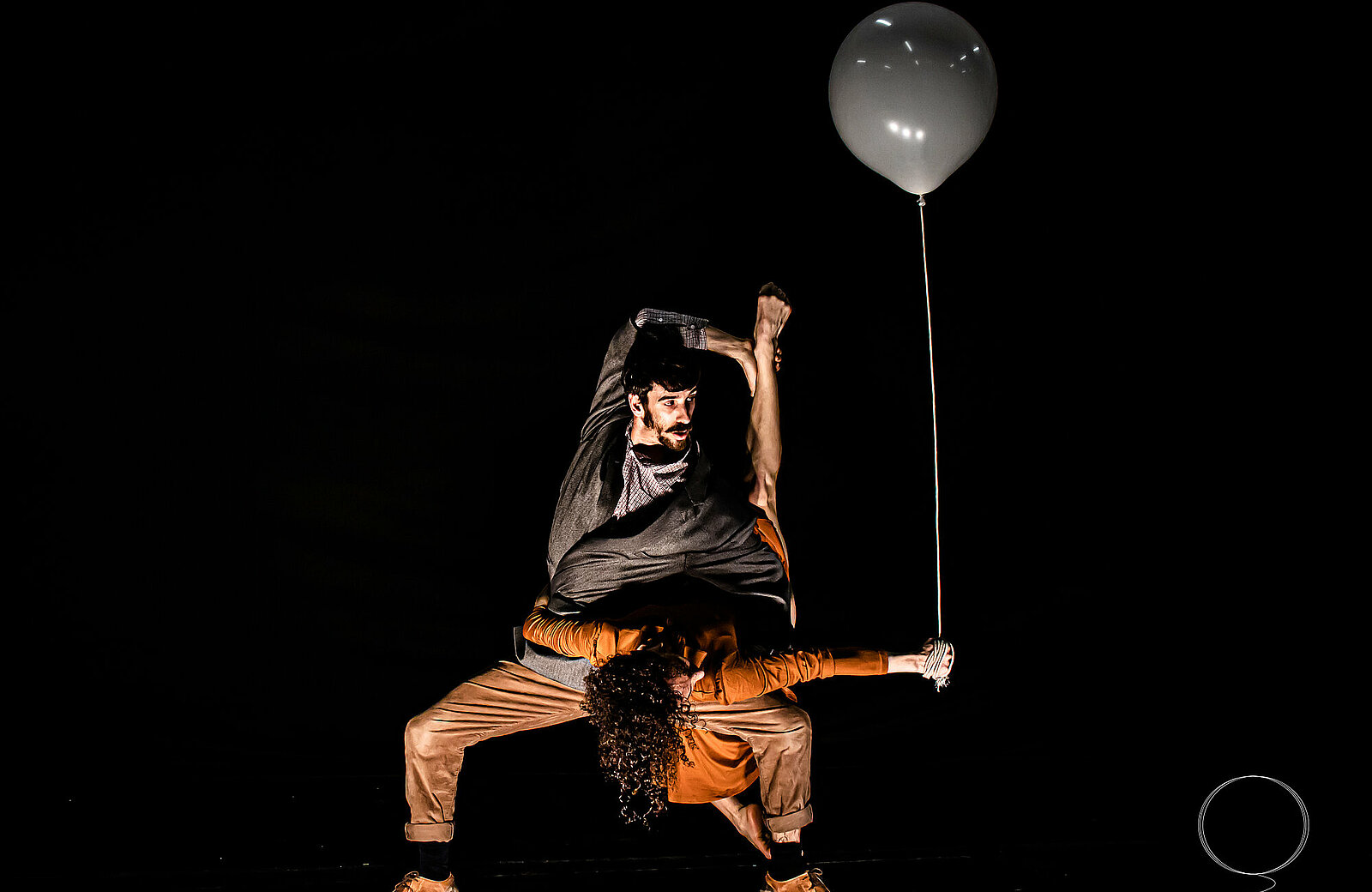 Spectacle "La crise de l'imagination" présenté par la compagnie Rauxa durant la saison 25/26 de la CAPB KULTURA