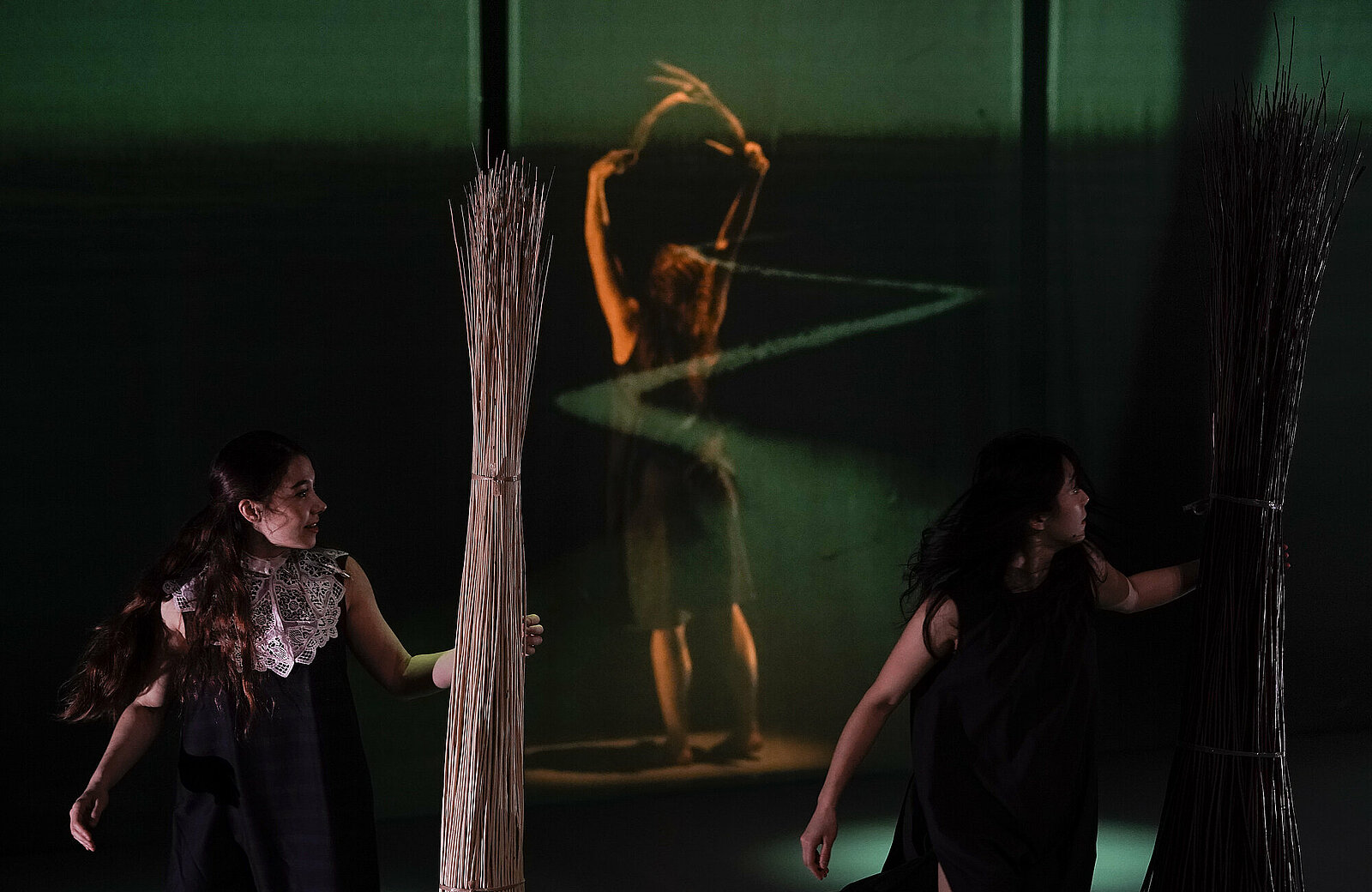 Spectacle de danse "Ronce" présenté par la compagnie Kokeshi durant la saison 24/25 de la CAPB KULTURA. Crédit Photo Bastien Capela