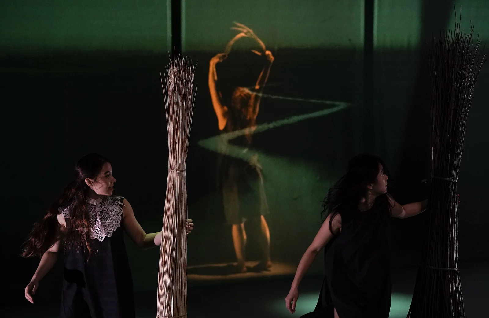 Spectacle de danse "Ronce" présenté par la compagnie Kokeshi durant la saison 24/25 de la CAPB KULTURA. Crédit Photo Bastien Capela