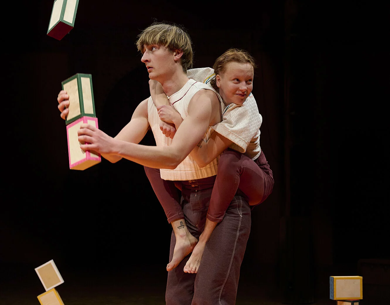Compagnie Bal, Jeanne mordoj, academie fratellini, cousu main, cirque, boite a cigares, couple, danse, © L.d'Aboville
