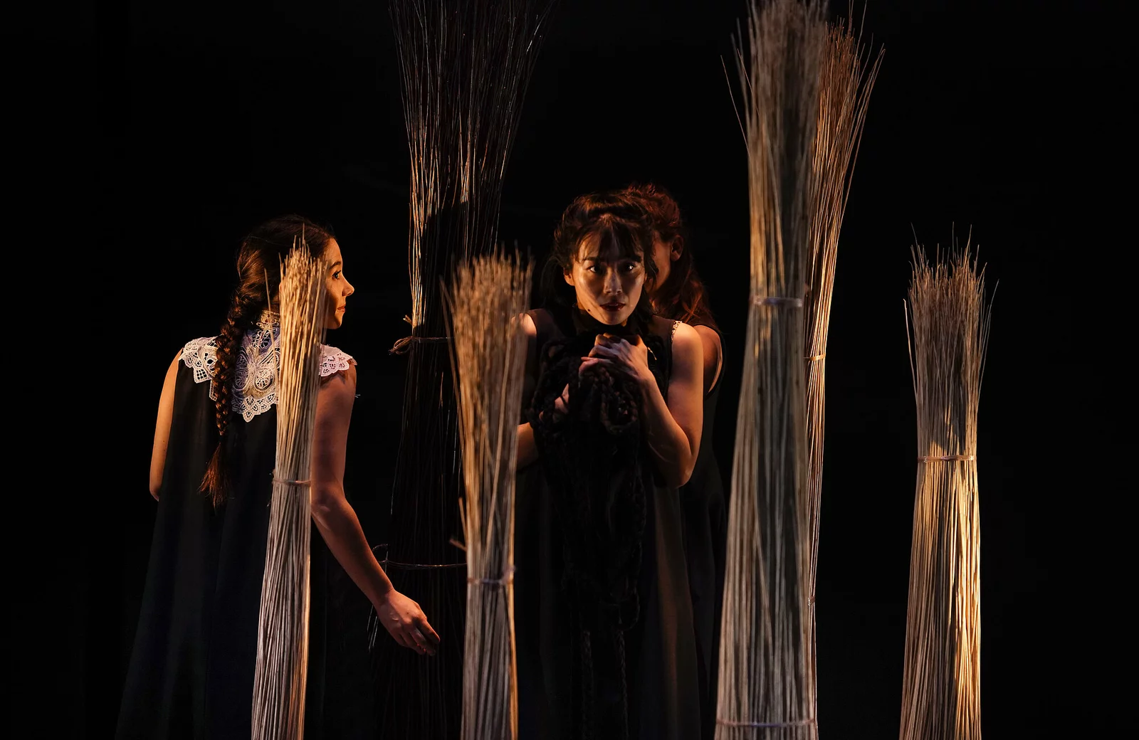 Spectacle de danse "Ronce" présenté par la compagnie Kokeshi durant la saison 24/25 de la CAPB KULTURA. Crédit Photo Bastien Capela