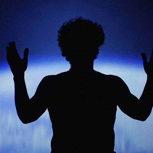 Spectacle de musical "HAL2000" présenté par la compagnie Dômes Studio. Extrait de la représentation à L'Atabal-Biarritz. Crédit photo Dômes Studio