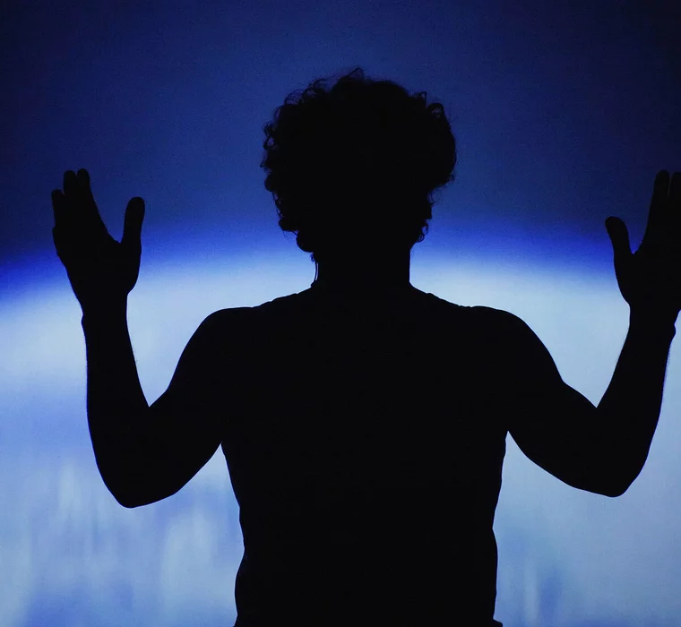 Spectacle de musical "HAL2000" présenté par la compagnie Dômes Studio. Extrait de la représentation à L'Atabal-Biarritz. Crédit photo Dômes Studio