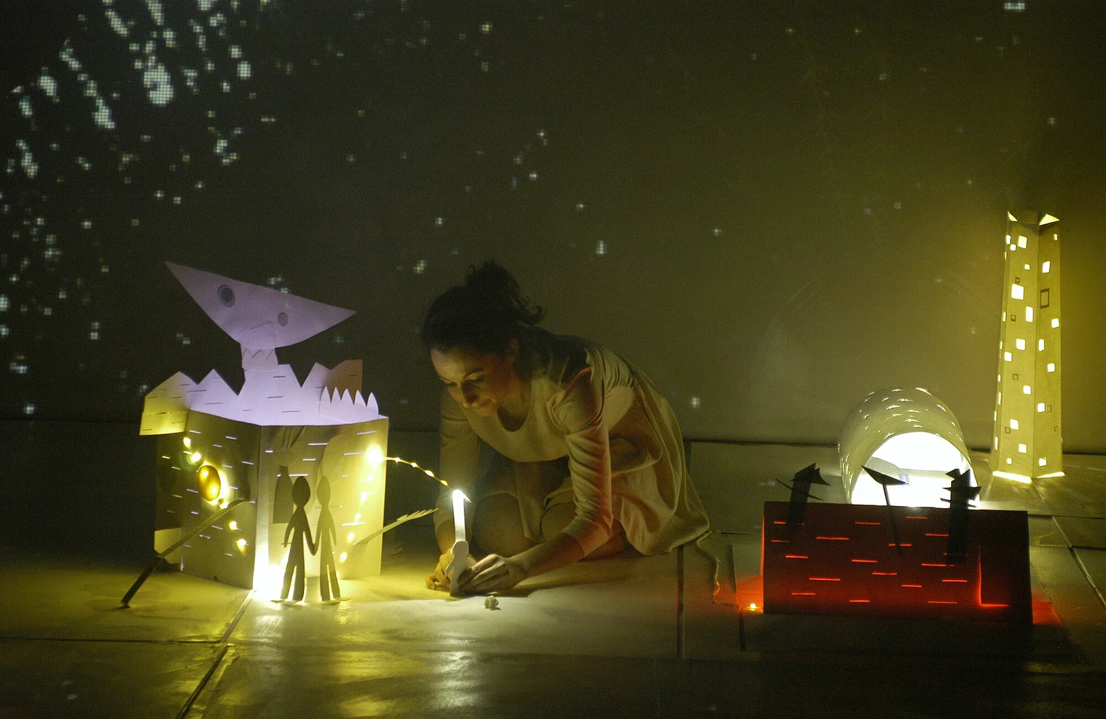 Spectacle d'installations d'arts visuels " M c'est comme aimer" présentée par la compagnie A Demain Mon Amour durant la saison 24/25 de la CAPB KULTURA