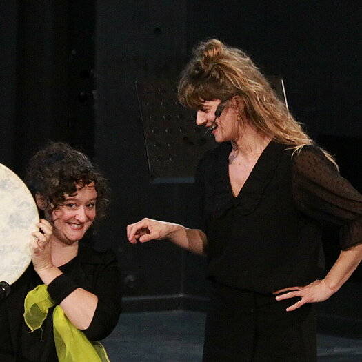Spectacle de danse et musique "Plisti Plasta" présenté par la compagnie Alabena durant la saison 25/26 de la CAPB KULTURA. Crédit photo Jacques Lannes