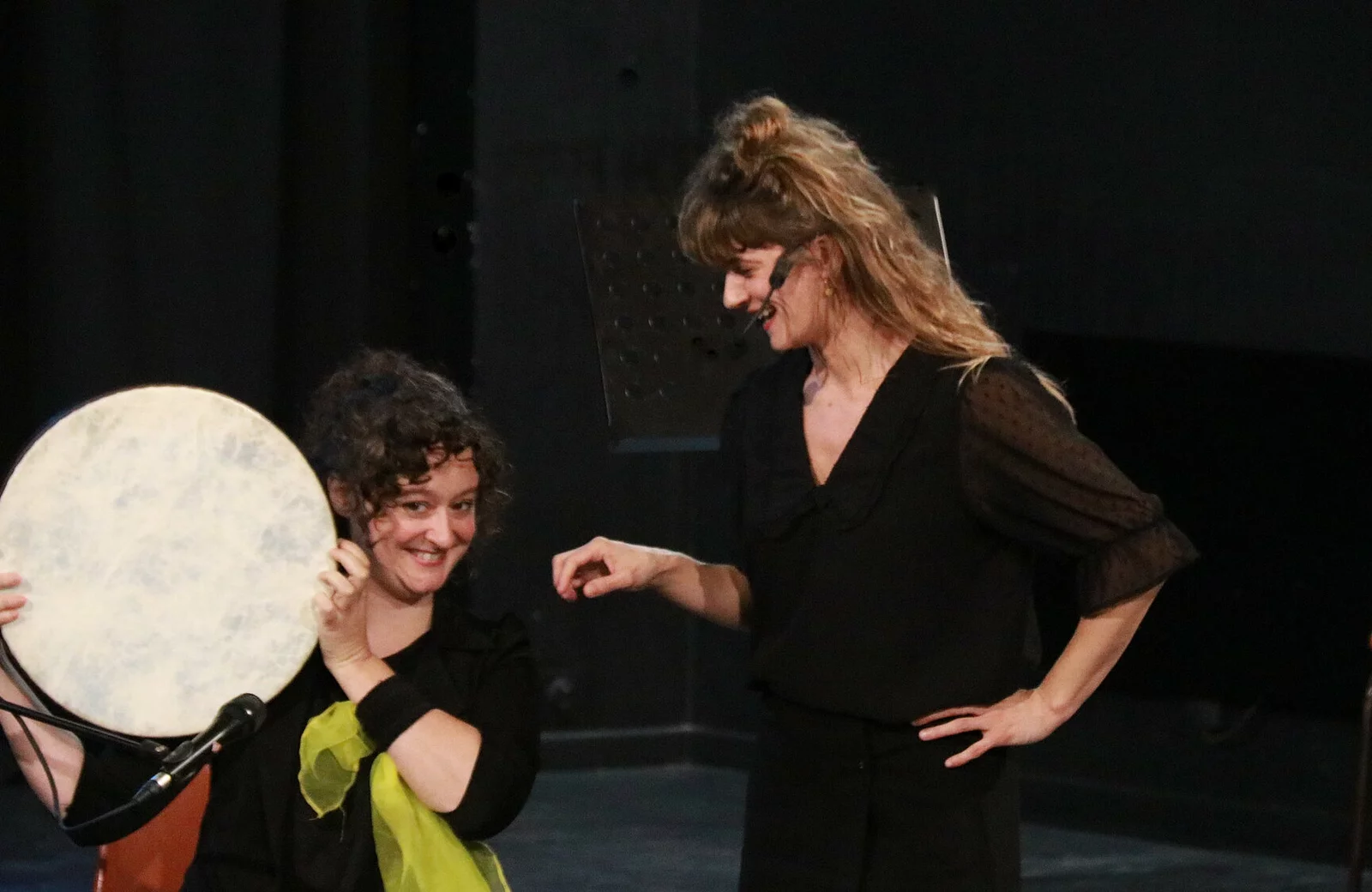 Spectacle de danse et musique "Plisti Plasta" présenté par la compagnie Alabena durant la saison 25/26 de la CAPB KULTURA. Crédit photo Jacques Lannes