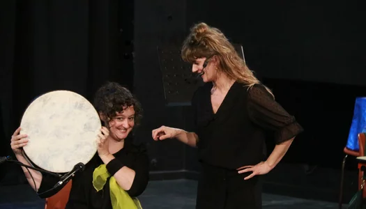 Spectacle de danse et musique "Plisti Plasta" présenté par la compagnie Alabena durant la saison 25/26 de la CAPB KULTURA. Crédit photo Jacques Lannes