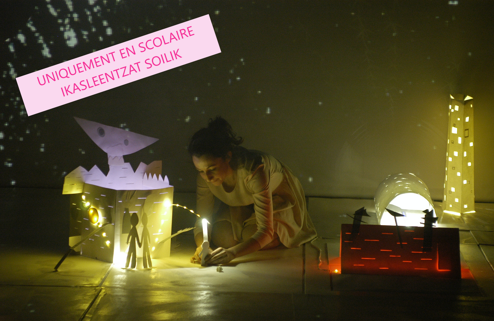 Spectacle d'installations d'arts visuels " M c'est comme aimer" présentée par la compagnie A Demain Mon Amour durant la saison 24/25 de la CAPB KULTURA