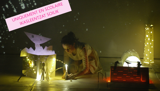 Spectacle d'installations d'arts visuels " M c'est comme aimer" présentée par la compagnie A Demain Mon Amour durant la saison 24/25 de la CAPB KULTURA