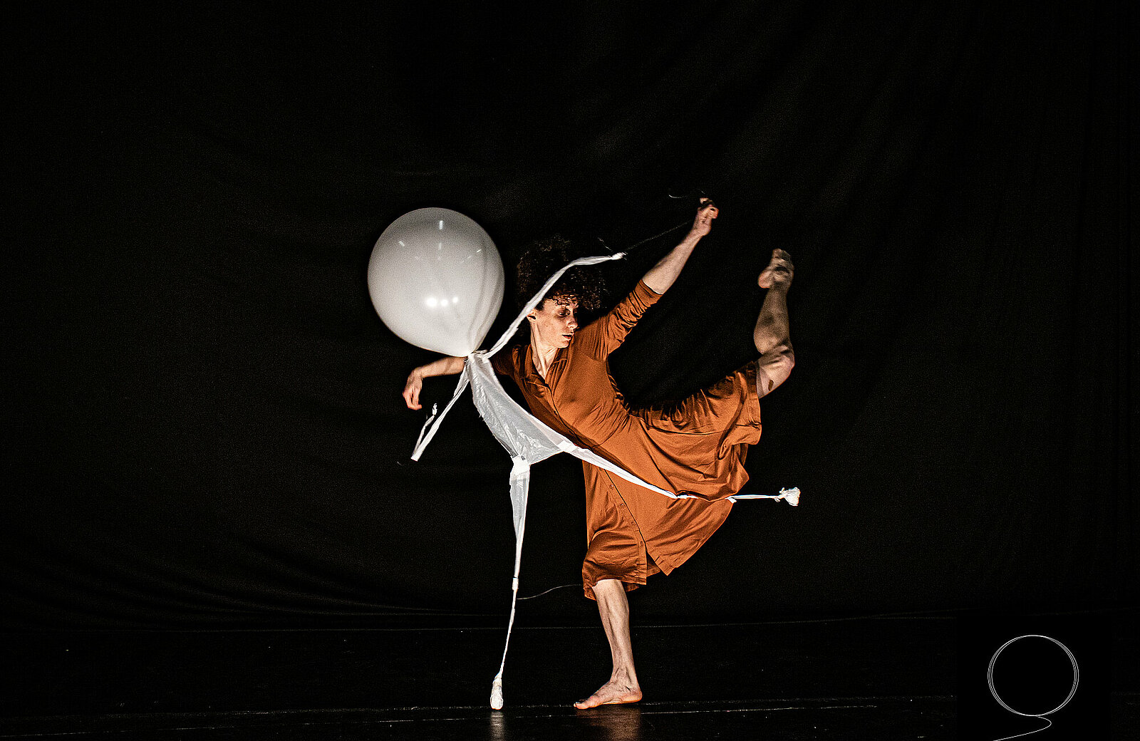 Spectacle "La crise de l'imagination" présenté par la compagnie Rauxa durant la saison 25/26 de la CAPB KULTURA