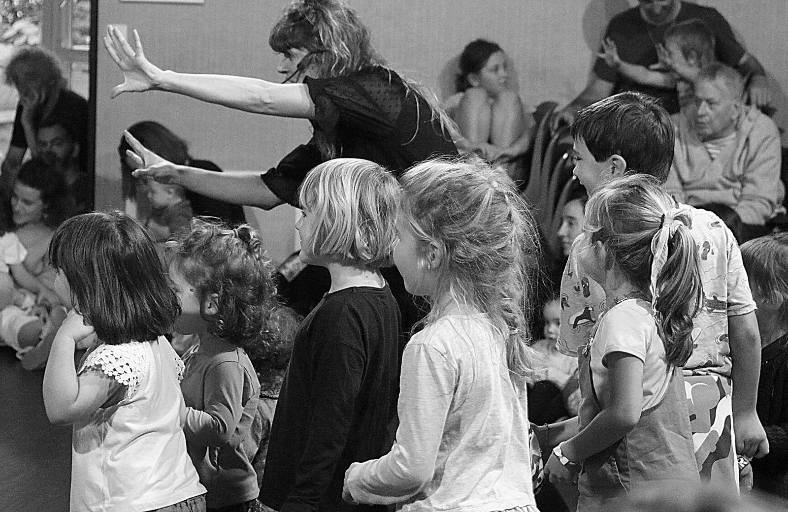 Spectacle de danse et musique "Plisti Plasta" présenté par la compagnie Alabena durant la saison 25/26 de la CAPB KULTURA. Crédit photo Jacques Lannes