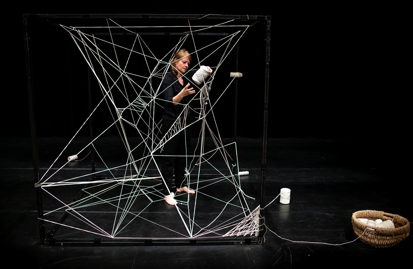 Spectacle "Tenir" présenté par la compagnie AK Entrepôt durant la saison 24/25 de la CAPB KULTURA