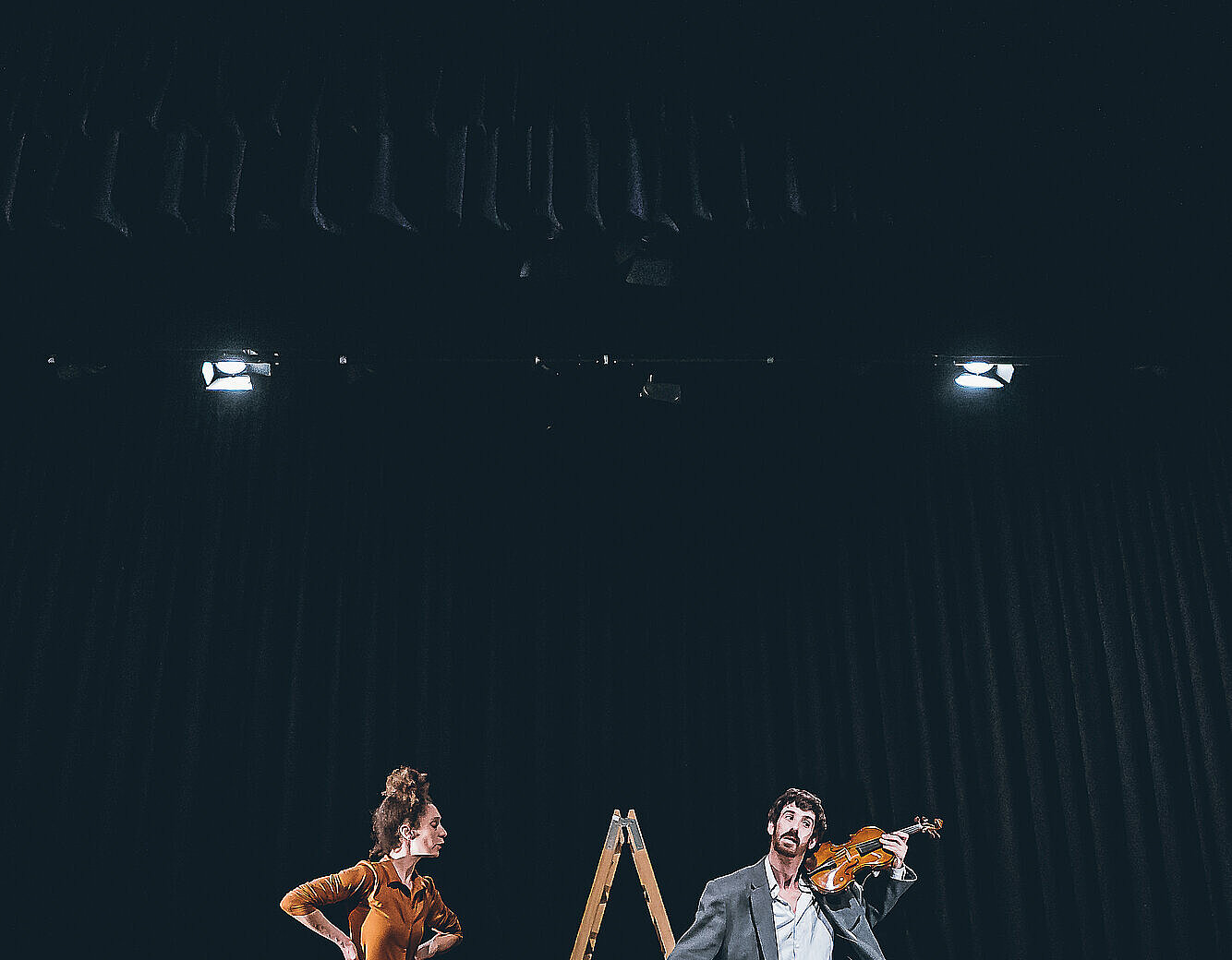 Spectacle "La crise de l'imagination" présenté par la compagnie Rauxa durant la saison 25/26 de la CAPB KULTURA