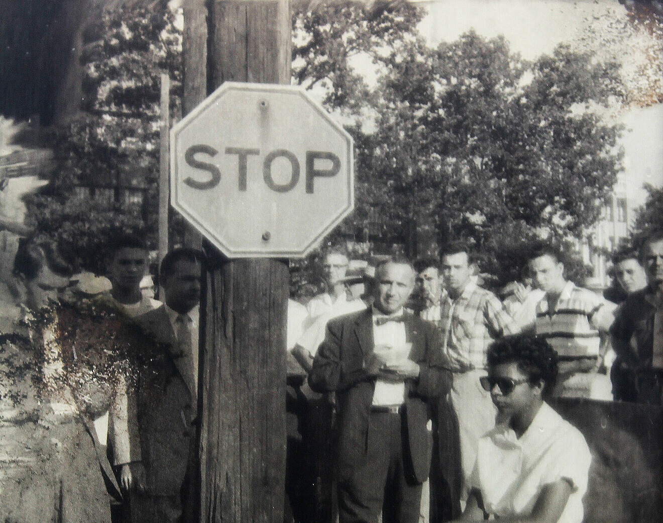 [  ] (c) Elizabeth Eckford